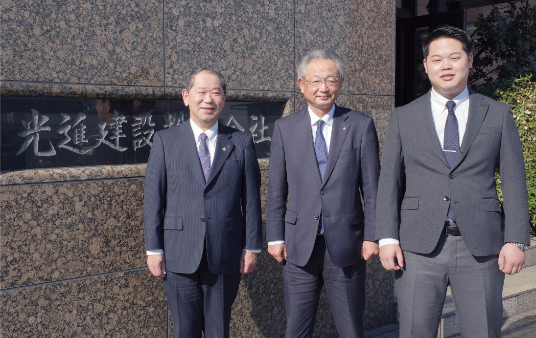 左から井上弘太郎社長、近藤誠也副社長、井上雄一朗室長