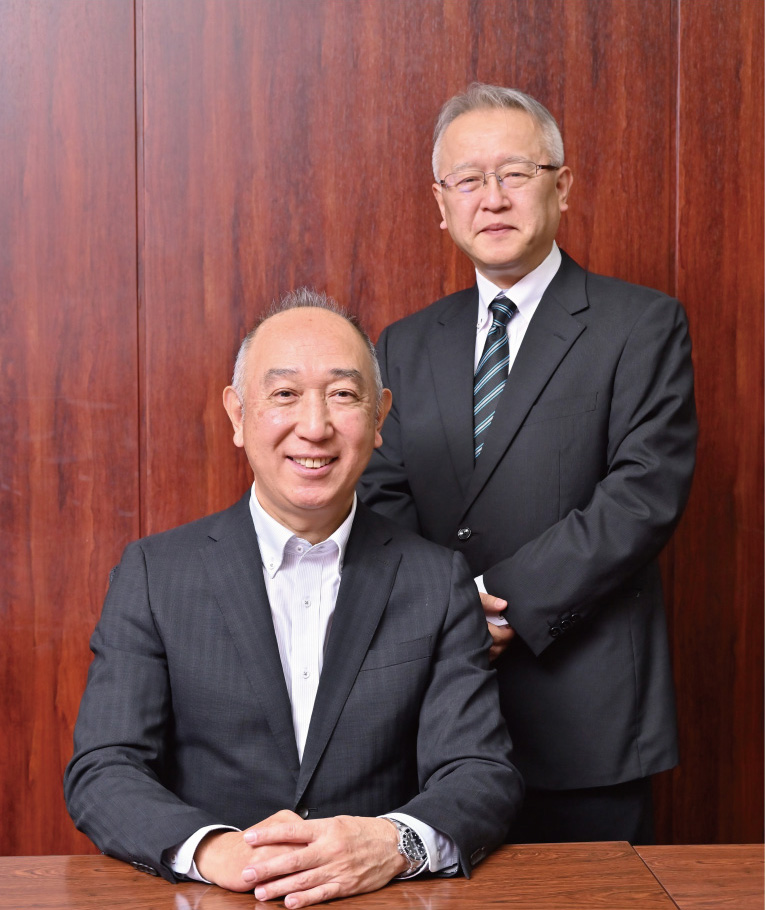 平木実社長（左）、坂田芳興常務取締役