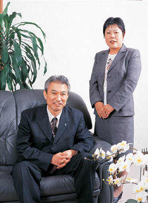 石本義弘グループ会長と近藤加代子社長（右）