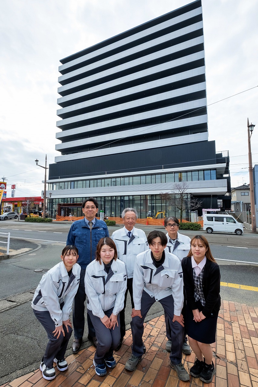 ���������F�{��s�u�V���r���v�O�ŎЈ���Ƌ��ɎB�e����ߓ��В��i��������j�B��������ēc�|�b��������i���b���S�؎В��j