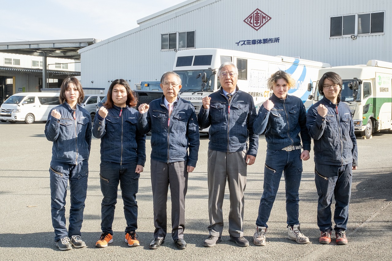 ��Ò��ɂ���{�ЍH����o�b�N�ɐV���Ј��ƈꏏ�ɁB���������Ï����M��A�����E�������K�O�В�