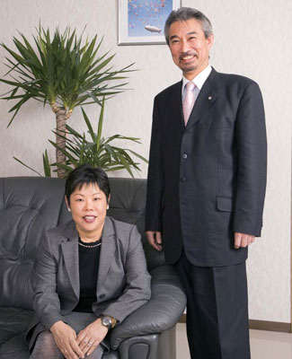 写真は、石本義弘グループ会長と近藤加代子社長(左)