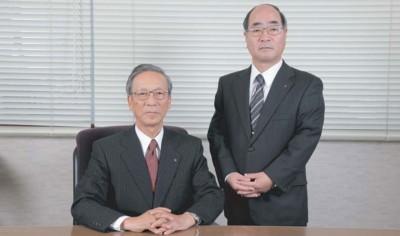 堀文昭会長（左）と松嶋秋男社長