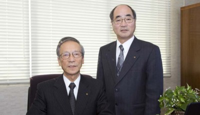 堀文昭会長（左）と松嶋秋男社長
