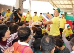 �u�͋[����v�ł͗���҂����X�Ƌ��藎�Ƃ��p������ꂽ