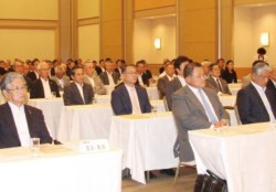 �V���P�X���A�z�e�����q�F�{�ŊJ���ꂽ����ɂ͌F�{�ɉ��̒����l��n���o�ϐl�Ȃǖ�P�Q�O�l���o�Ȃ���