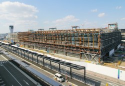 建設が進む新ターミナルビル。建物には県産材などの木材も使用しているという