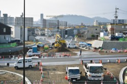 本妙寺参道下のトンネル（花園2丁目）以南の花園上熊本線。写真中央を左右に横切る県道熊本玉名線と交差させるため、道路を切り下げる 掘削工事と擁壁工事が進行中