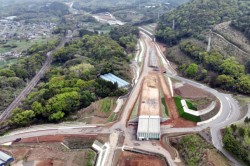 �������s�ܒn��ł͓��H���`��������ǍH���i�݁A�܂h�b�̗֊s���͂�����ƌ����n�߂Ă���