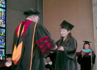 ���Ɛ�1�l�ЂƂ�ɑ��Ə؏�����n���ꂽ