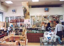 �L�x�Ȏ�ނ̊y�킪���ԓX��