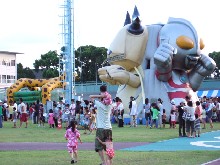 ���̌F�{���֏�o���N���ɂ͉Ƒ��A��Ȃǖ�V�O�O�O�l���K�ꂽ