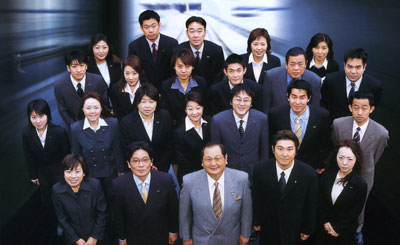 辻詔一郎社長（前列中央）挟んで右側が辻正治企画室長、左側が小川雅彦業務事業部部長